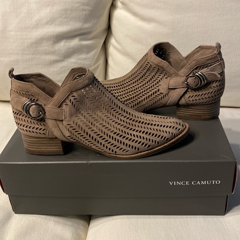 Vince Camuto Campina Smoke Cloud True Suede Almond Ankle Bootie Boots Size 6
